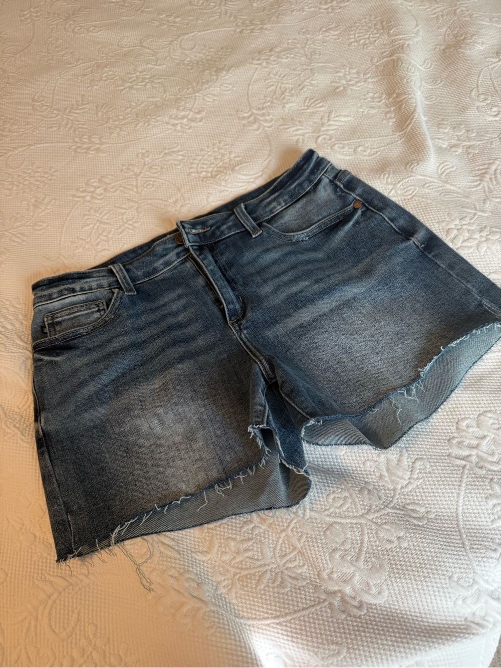 NWT Judy Blue mid rise jean shorts size L cut offs 4.25” inseam mild distressing